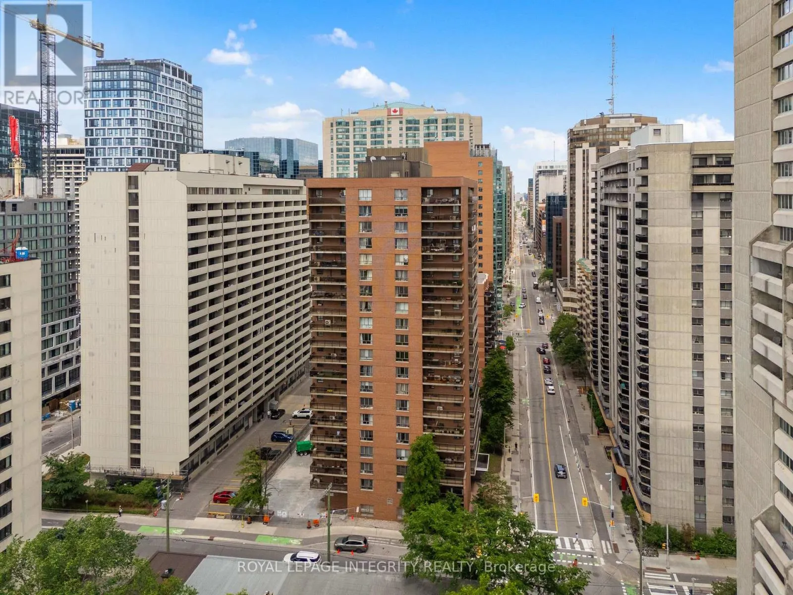 2001 - 475 LAURIER AVENUE W