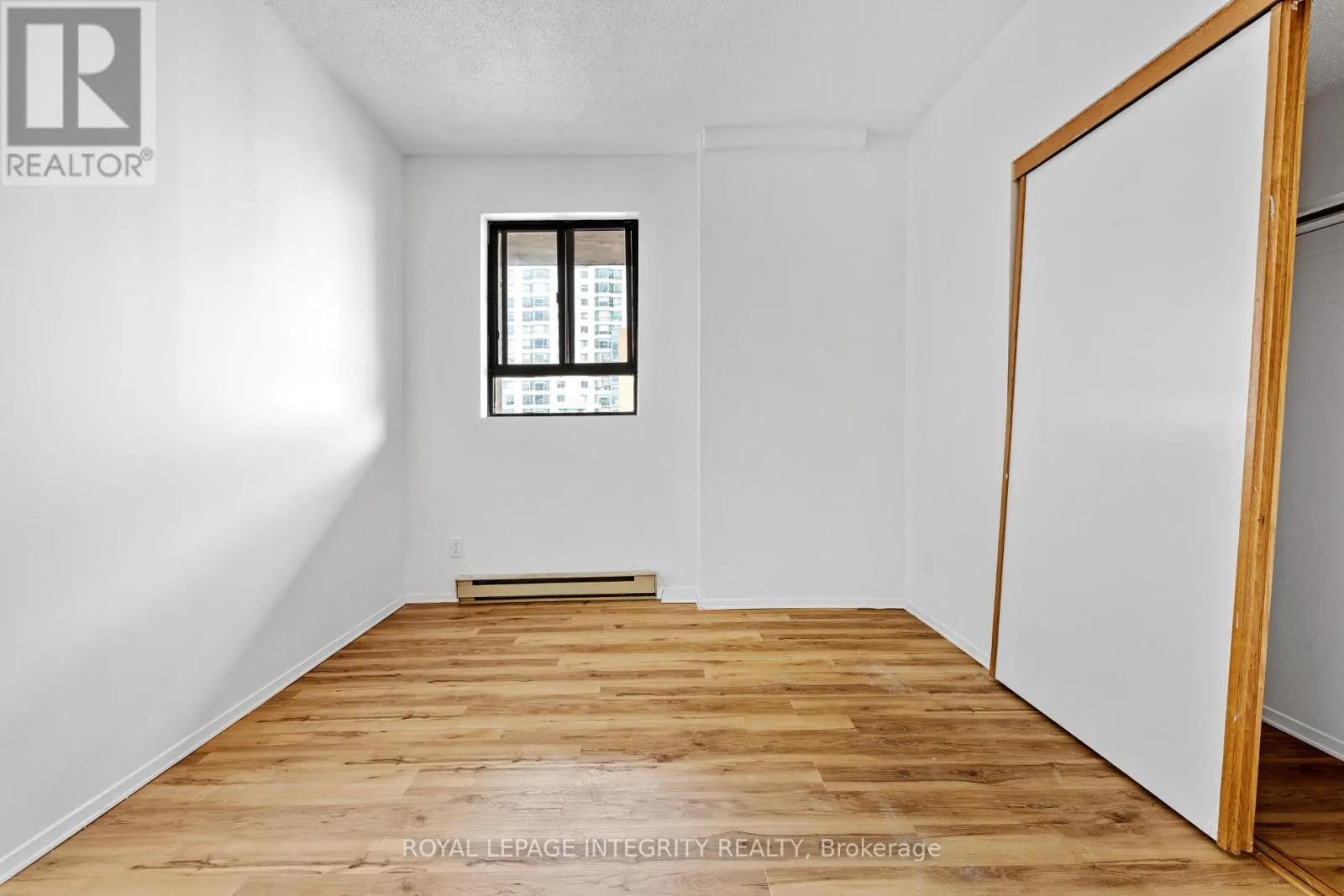 2001 - 475 LAURIER AVENUE W