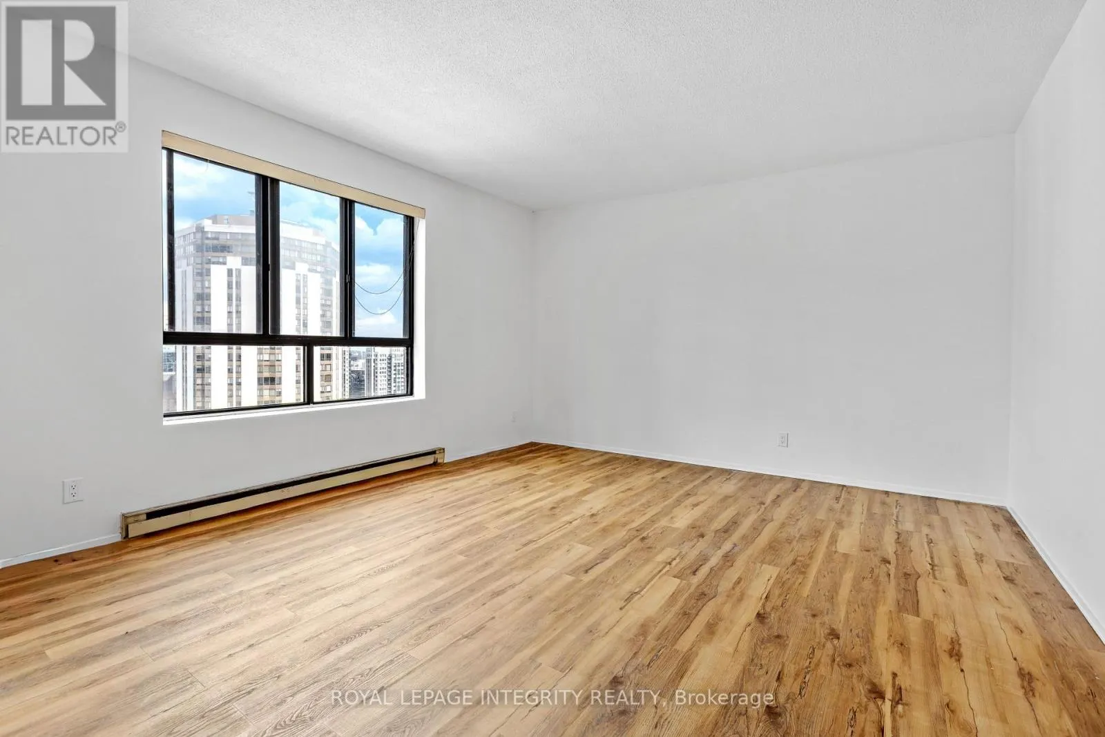 2001 - 475 LAURIER AVENUE W