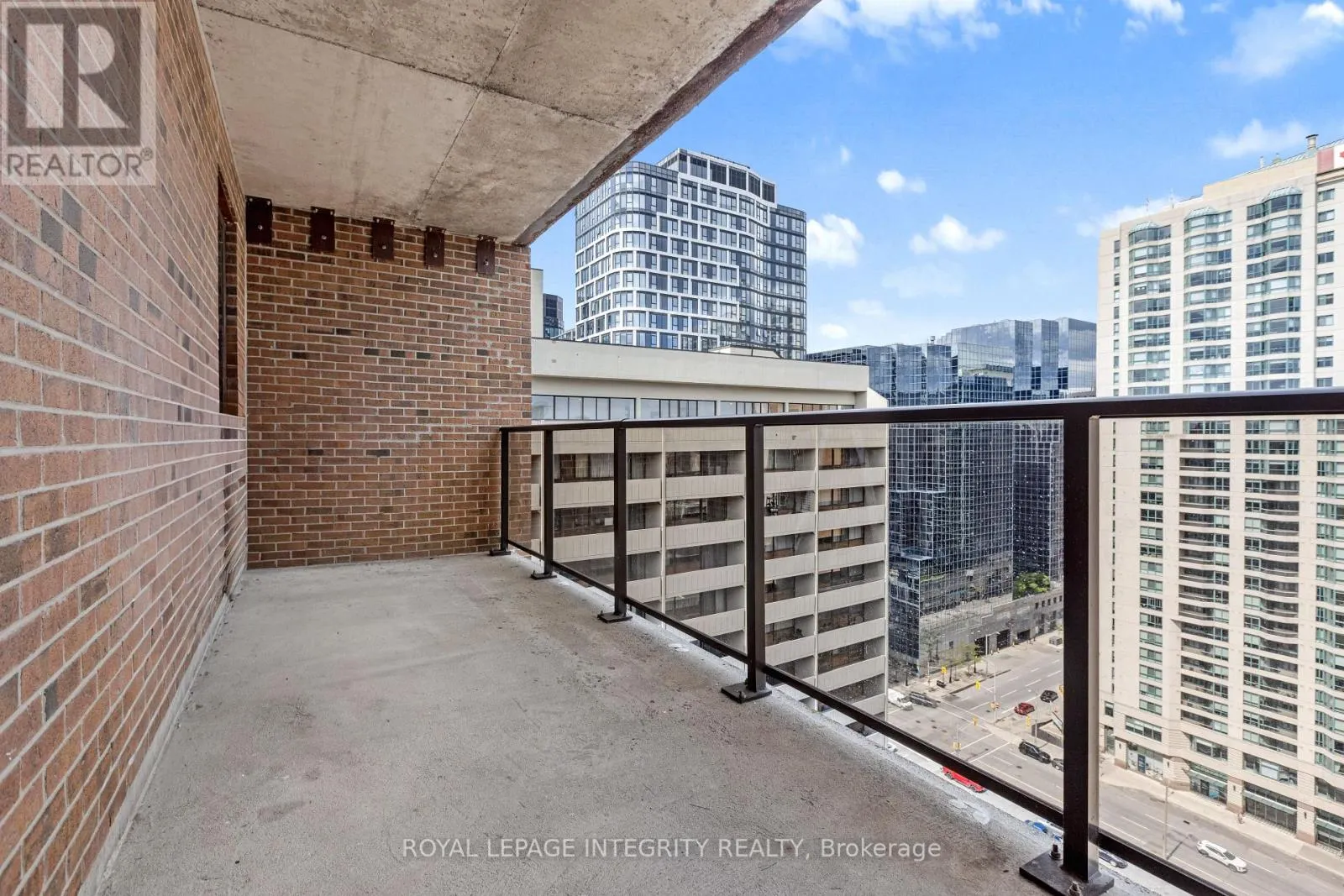 2001 - 475 LAURIER AVENUE W