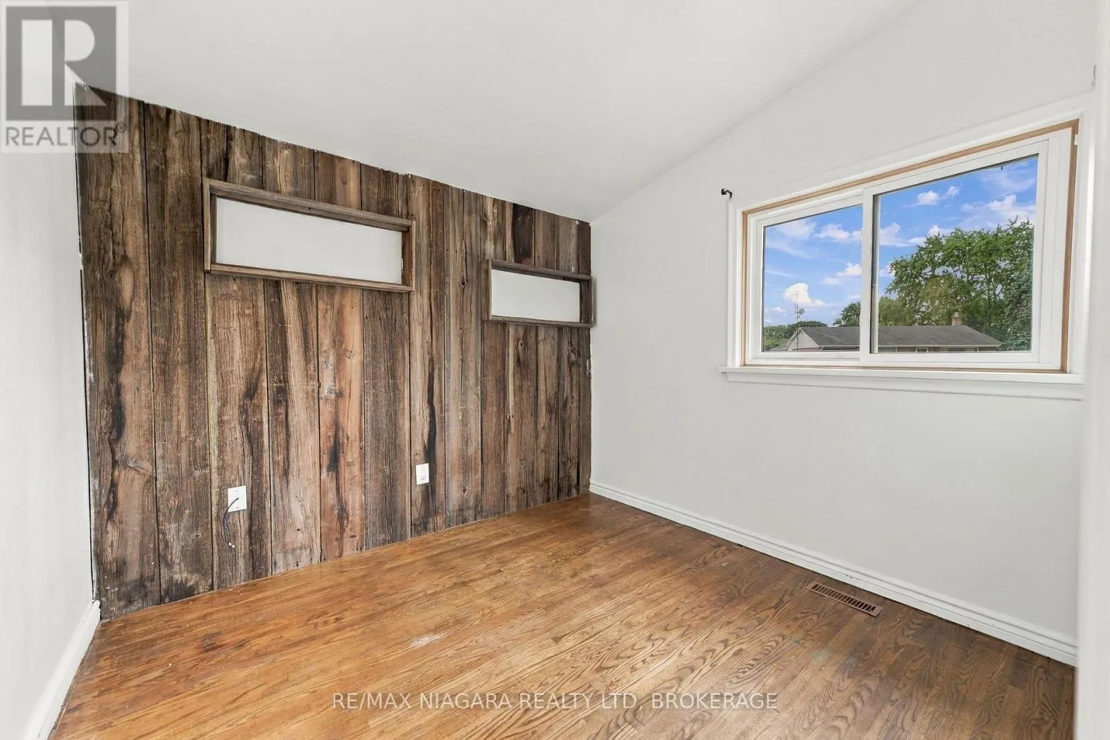 8 NORTH CRESCENT DRIVE N
