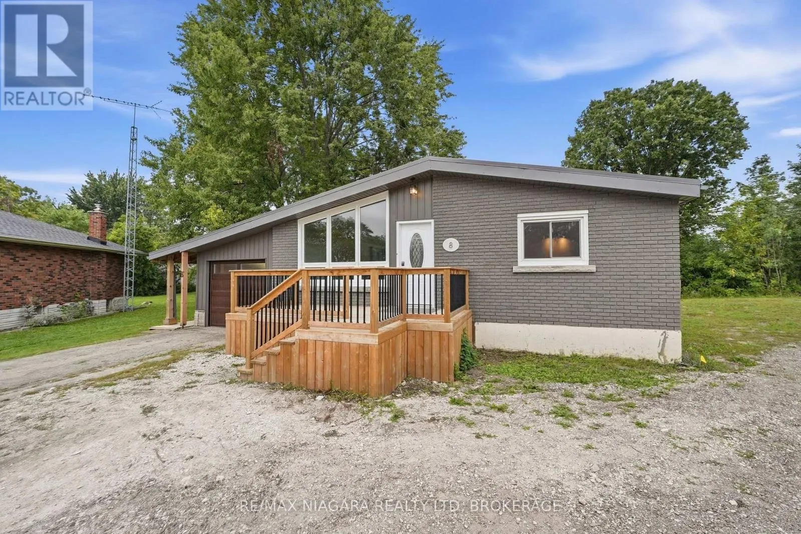 8 NORTH CRESCENT DRIVE N