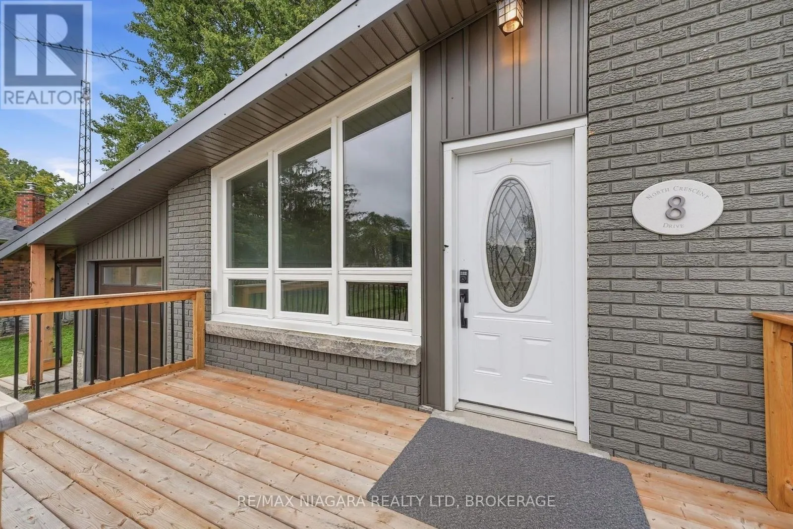 8 NORTH CRESCENT DRIVE N