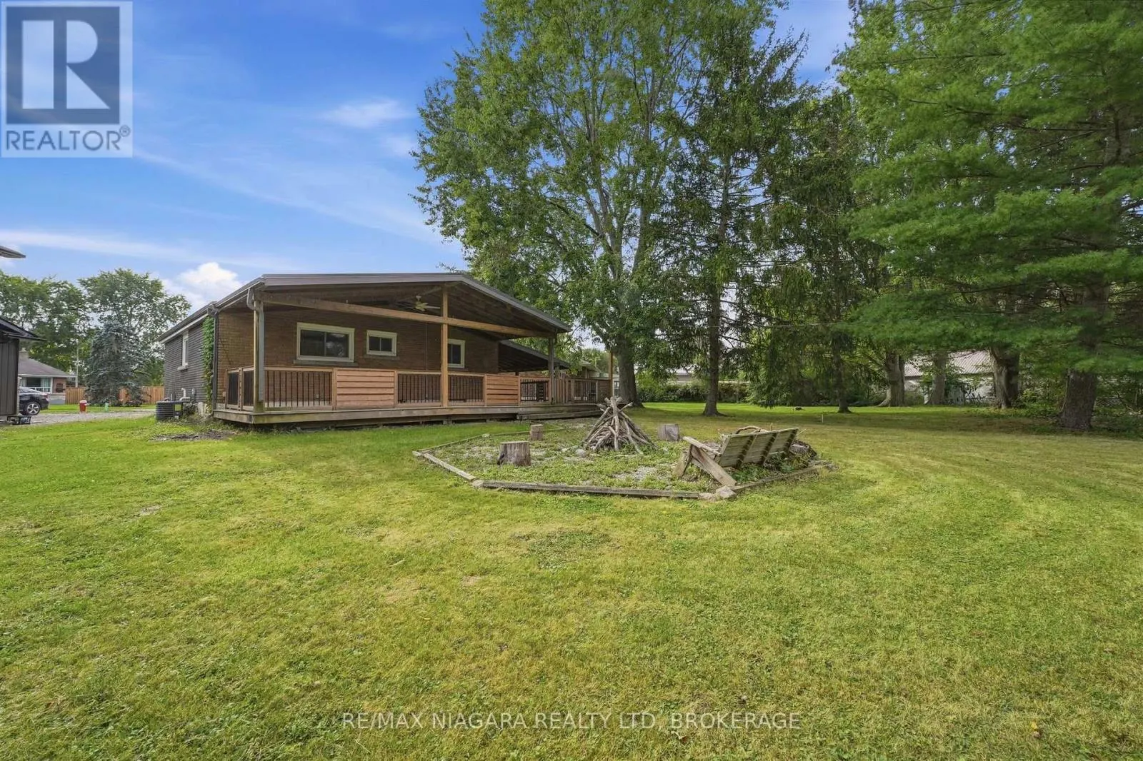 8 NORTH CRESCENT DRIVE N