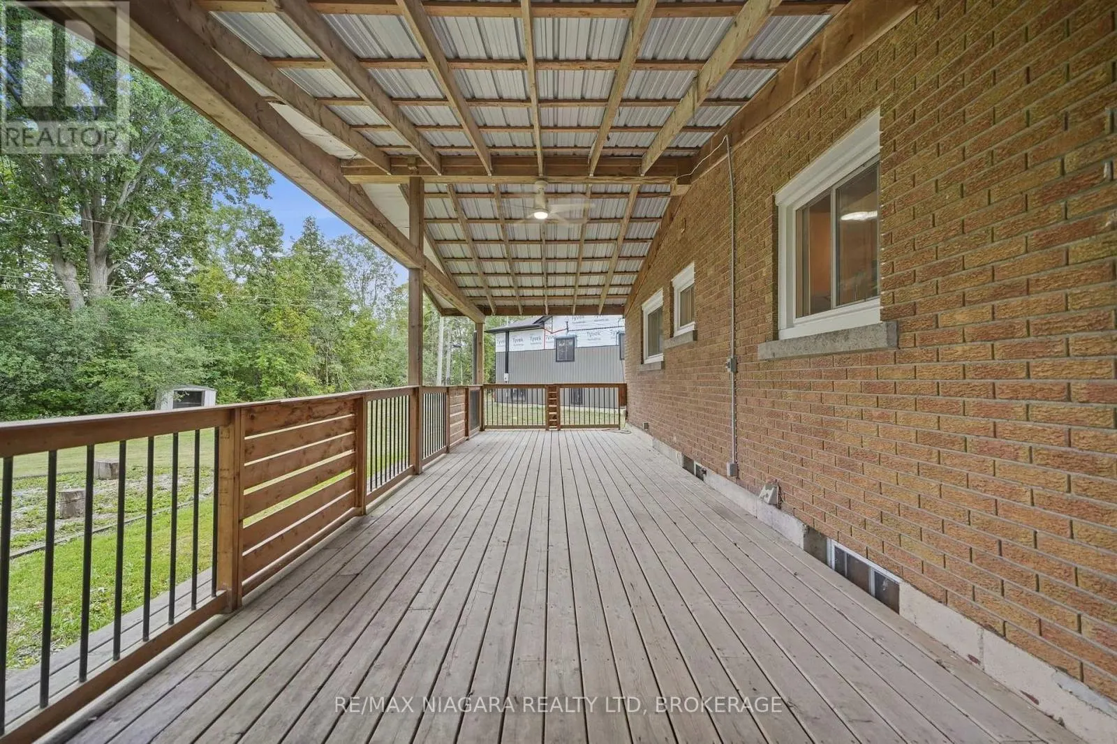 8 NORTH CRESCENT DRIVE N