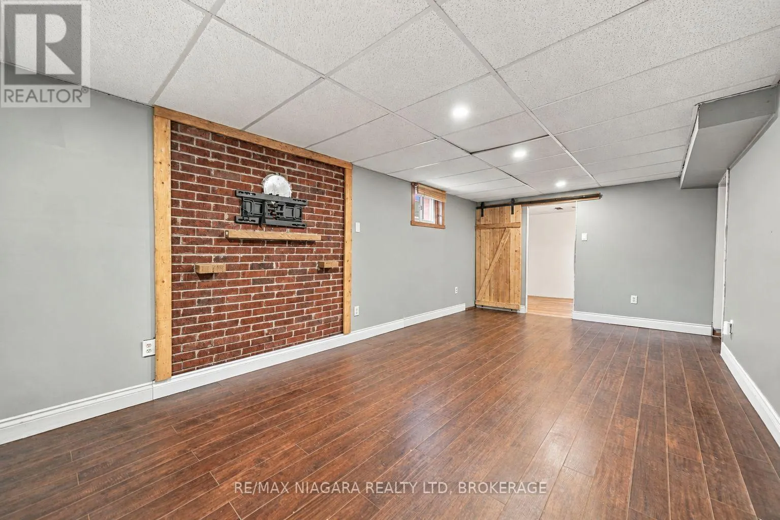 8 NORTH CRESCENT DRIVE N