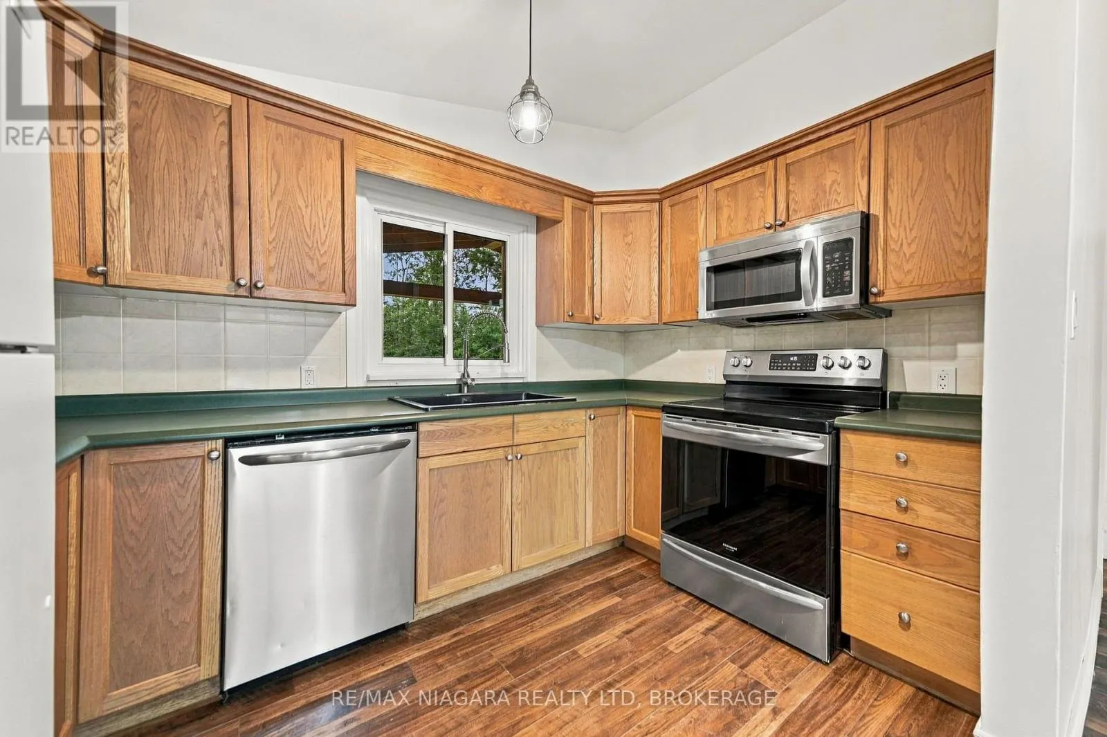 8 NORTH CRESCENT DRIVE N