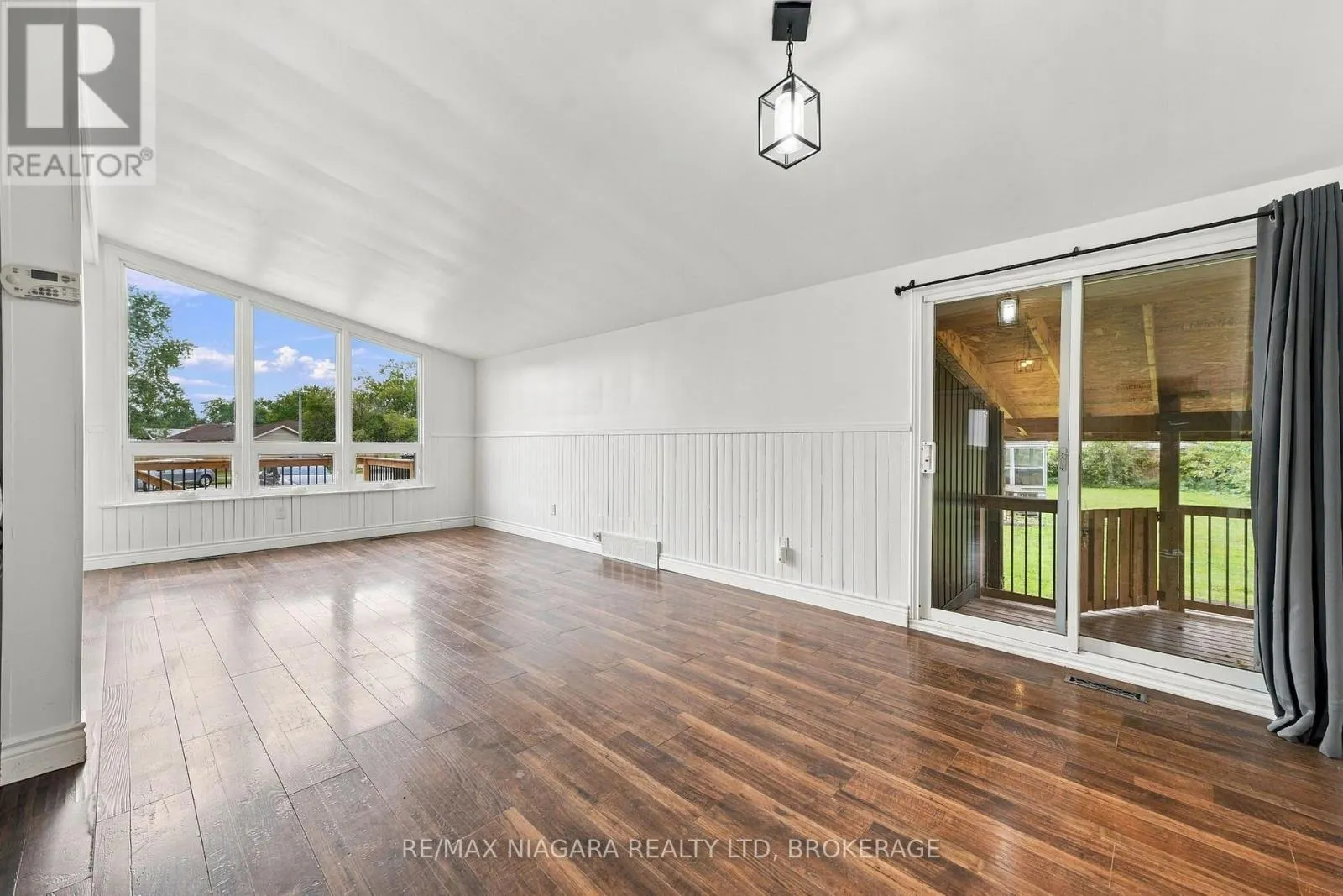 8 NORTH CRESCENT DRIVE N