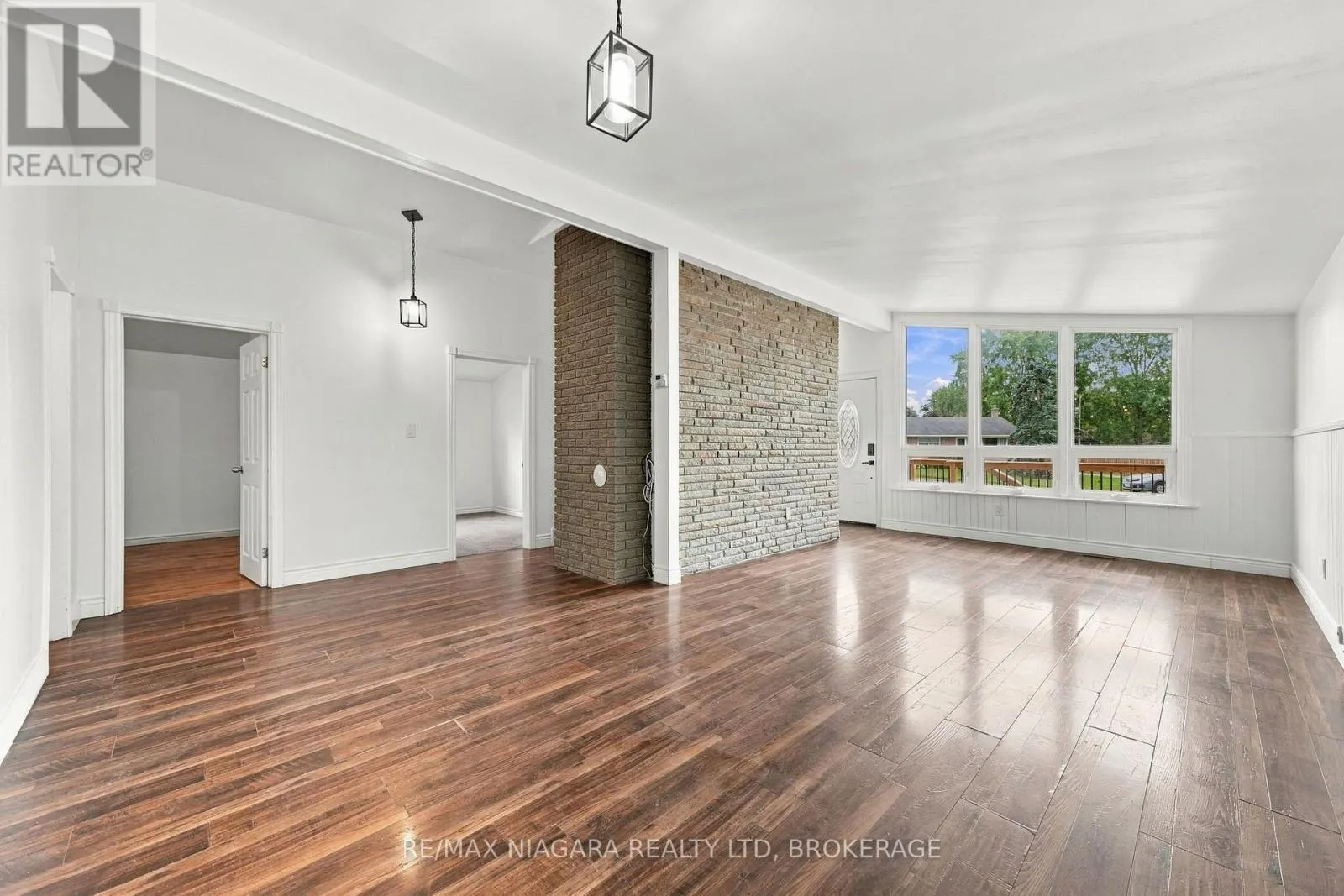 8 NORTH CRESCENT DRIVE N