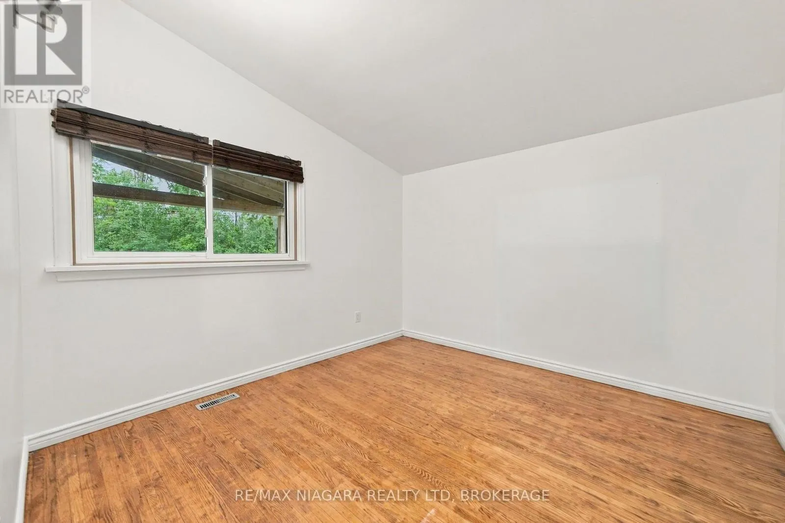 8 NORTH CRESCENT DRIVE N