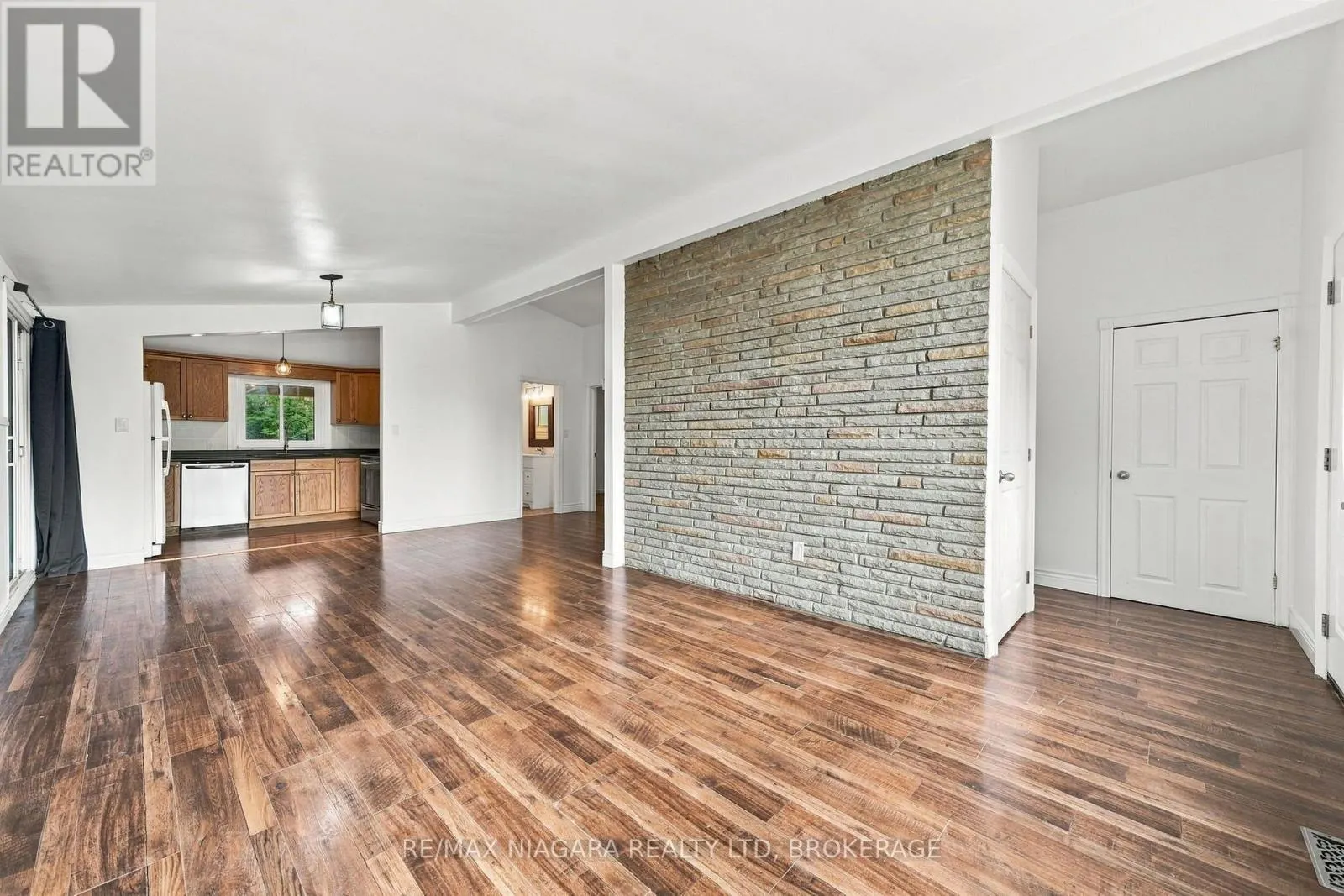 8 NORTH CRESCENT DRIVE N