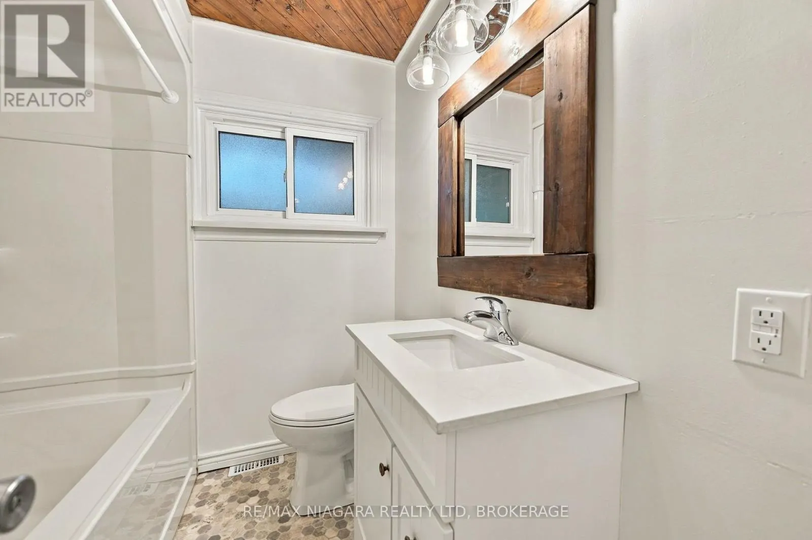 8 NORTH CRESCENT DRIVE N