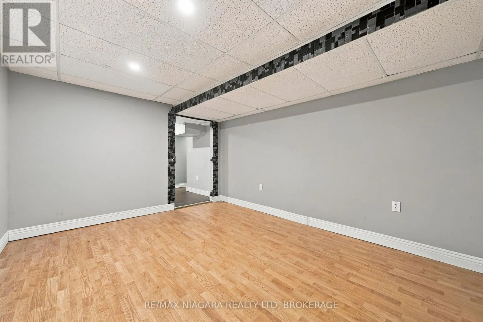 8 NORTH CRESCENT DRIVE N