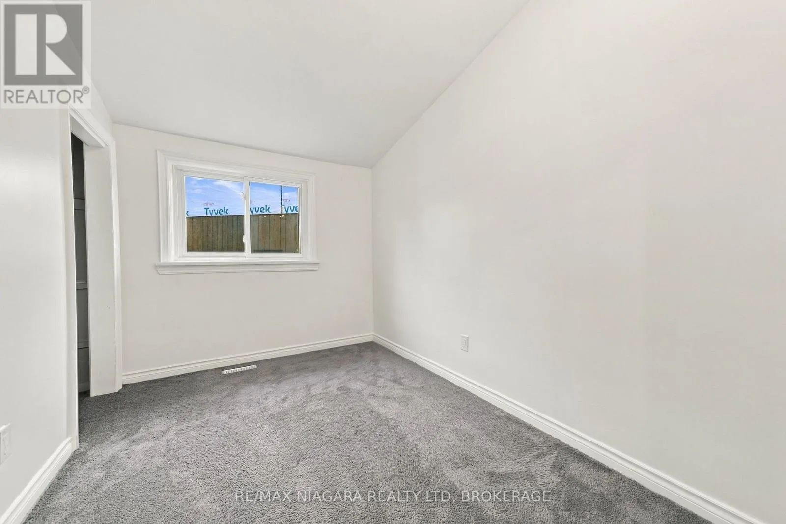 8 NORTH CRESCENT DRIVE N