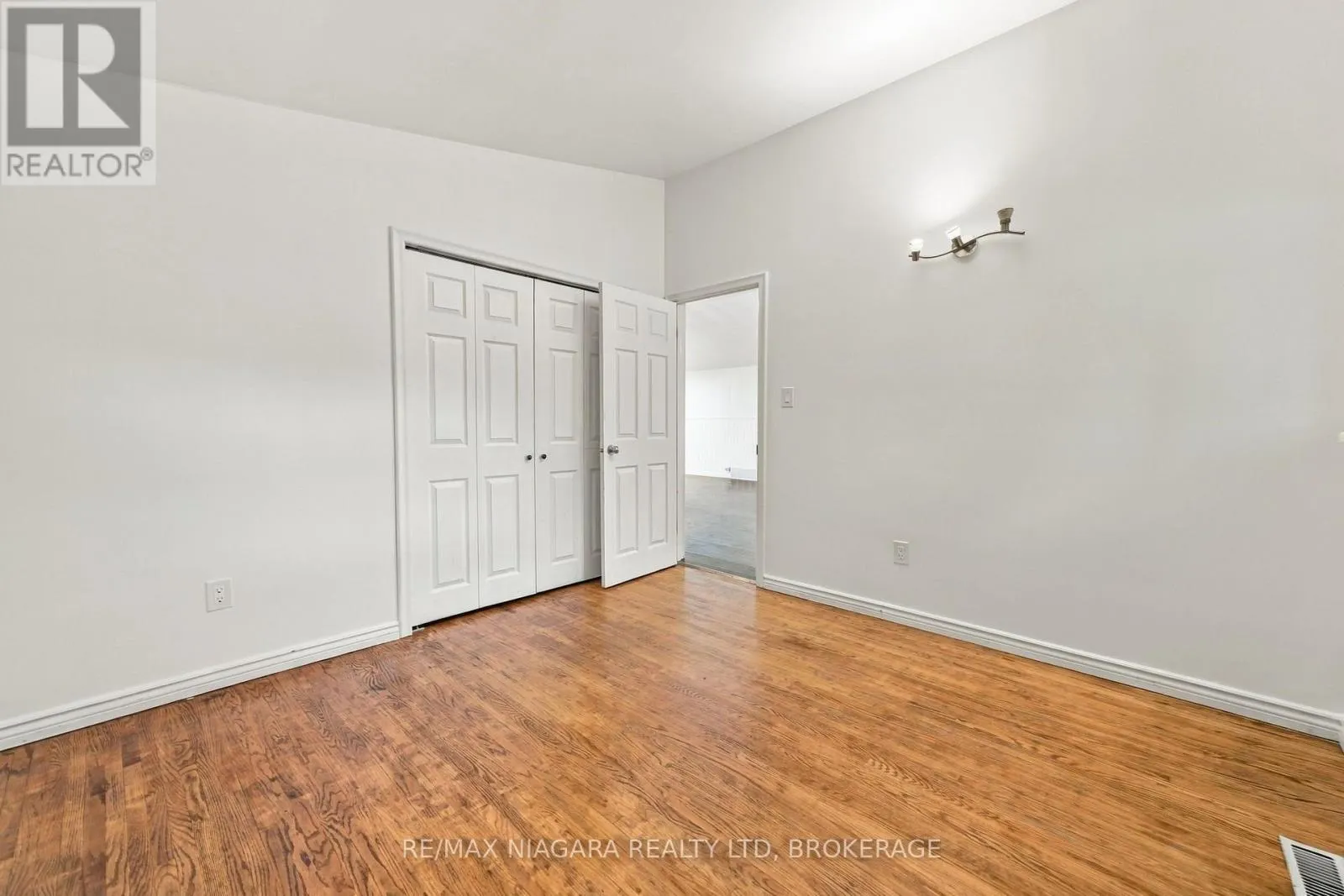 8 NORTH CRESCENT DRIVE N