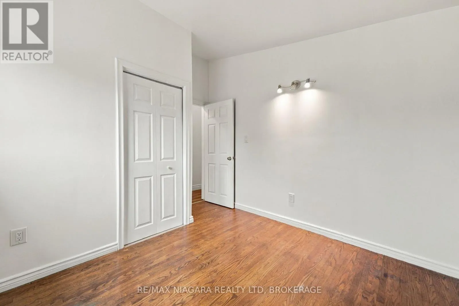 8 NORTH CRESCENT DRIVE N