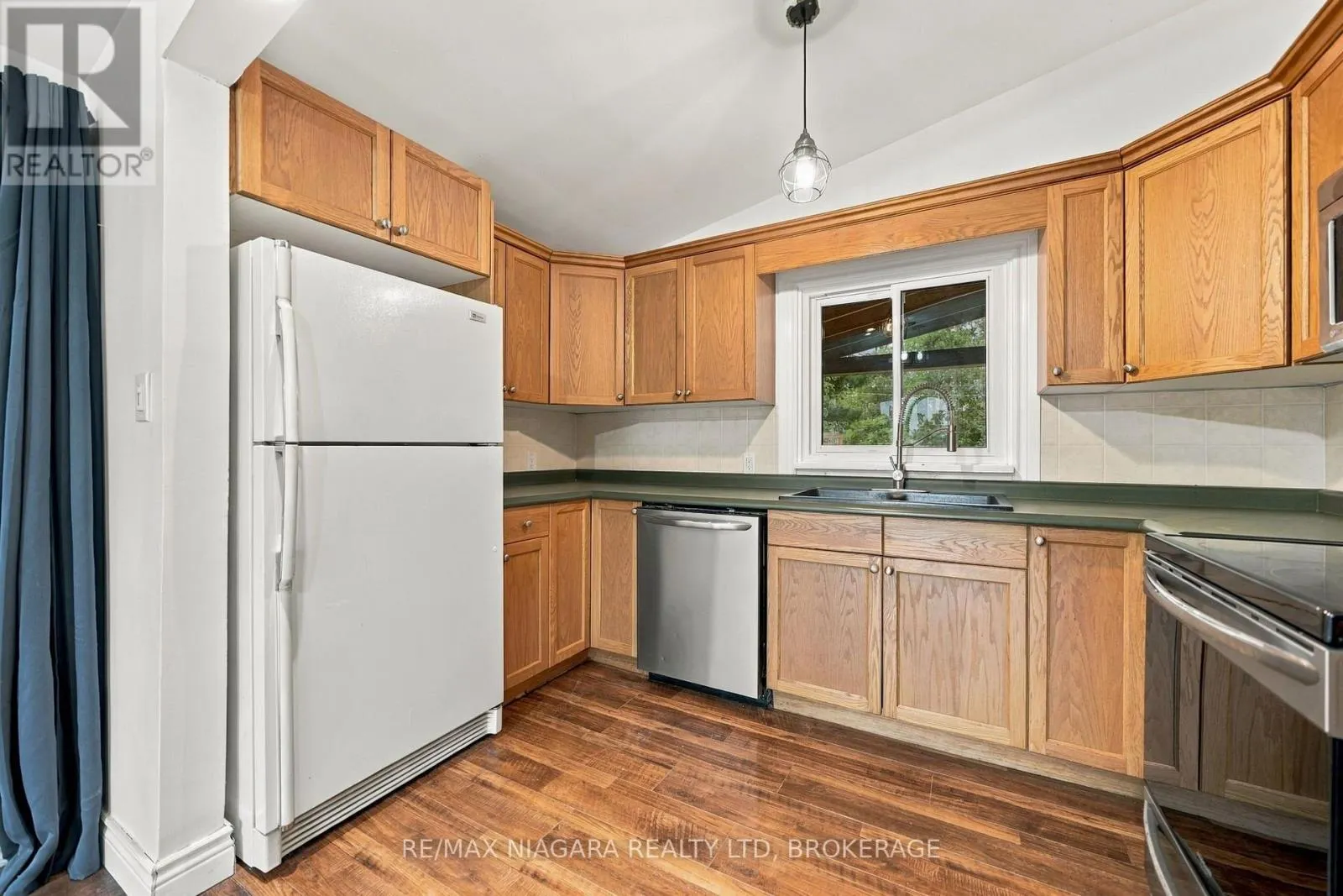 8 NORTH CRESCENT DRIVE N