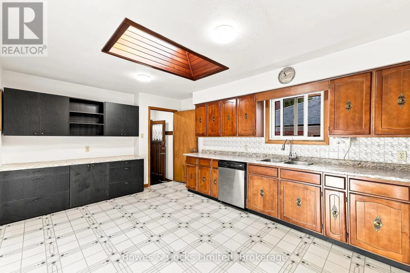 687 LUNDY'S LANE