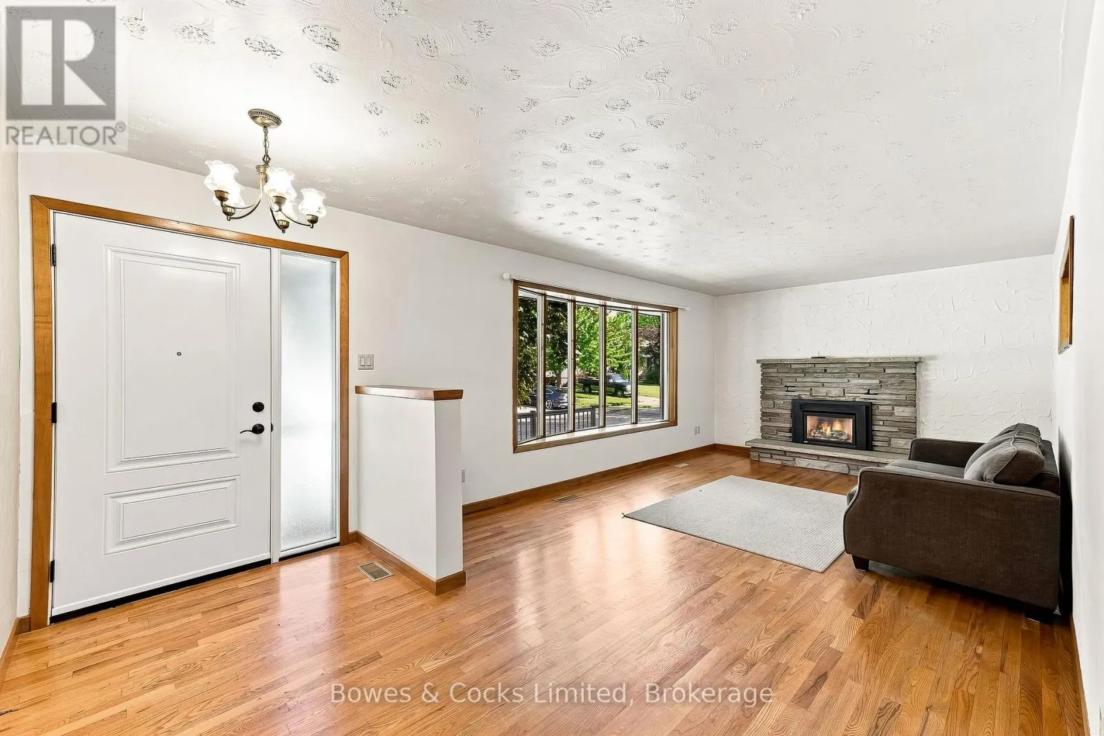 687 LUNDY'S LANE