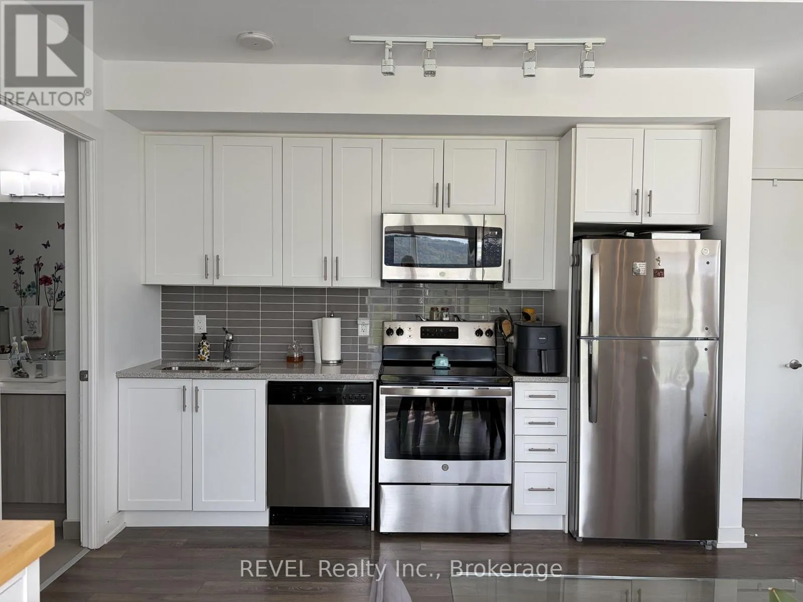 501 - 550 NORTH SERVICE ROAD #501