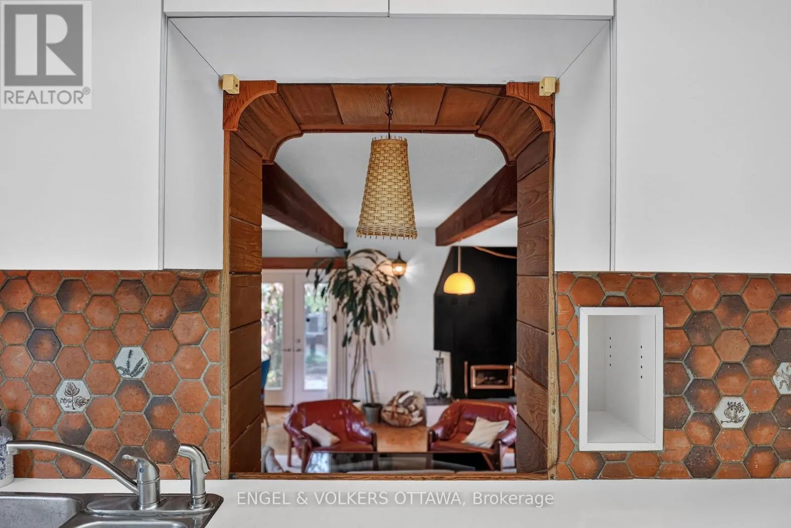 2101 ALTA VISTA DRIVE
