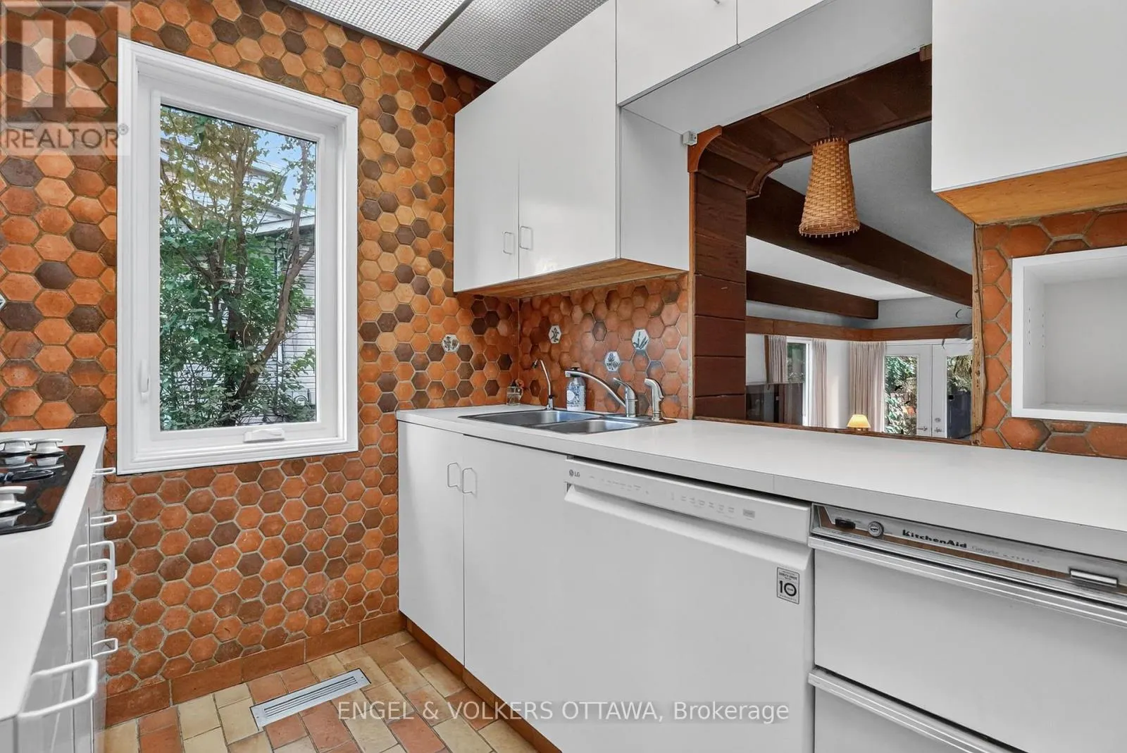 2101 ALTA VISTA DRIVE