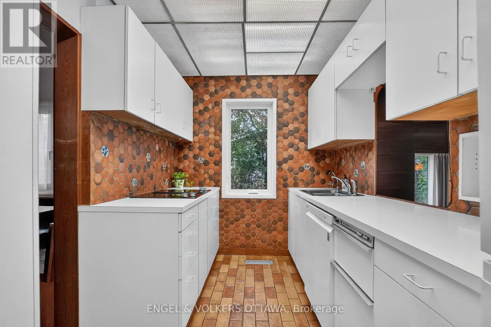 2101 ALTA VISTA DRIVE