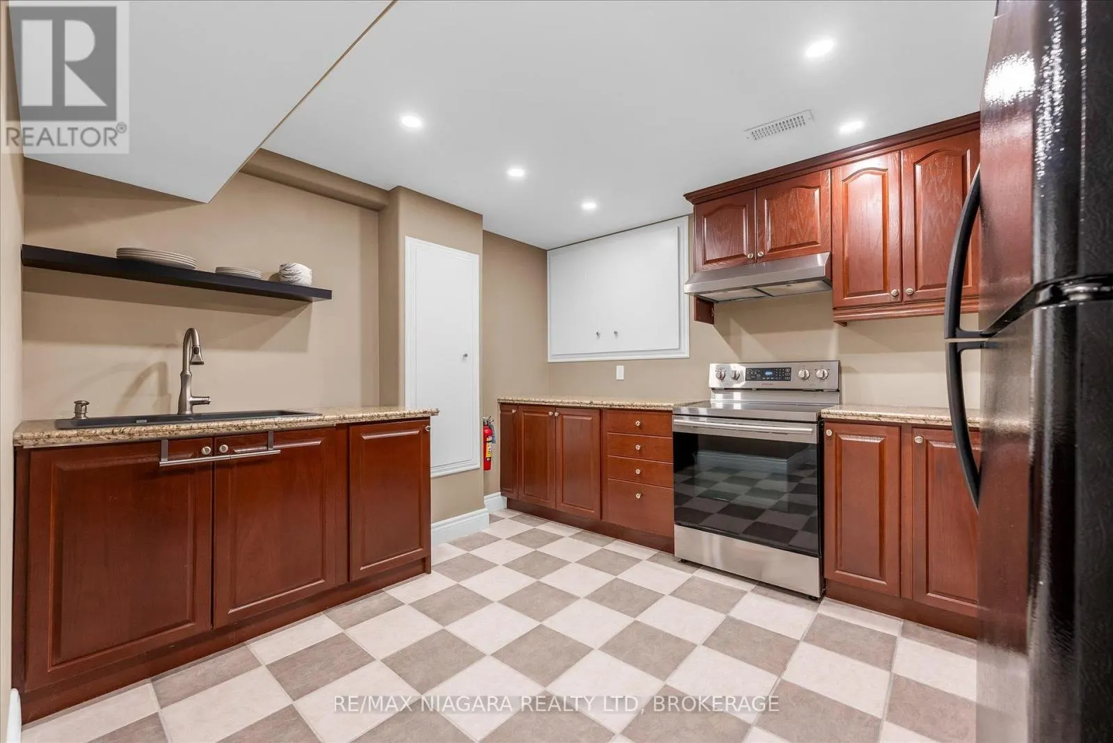 404 WRIGHT CRESCENT