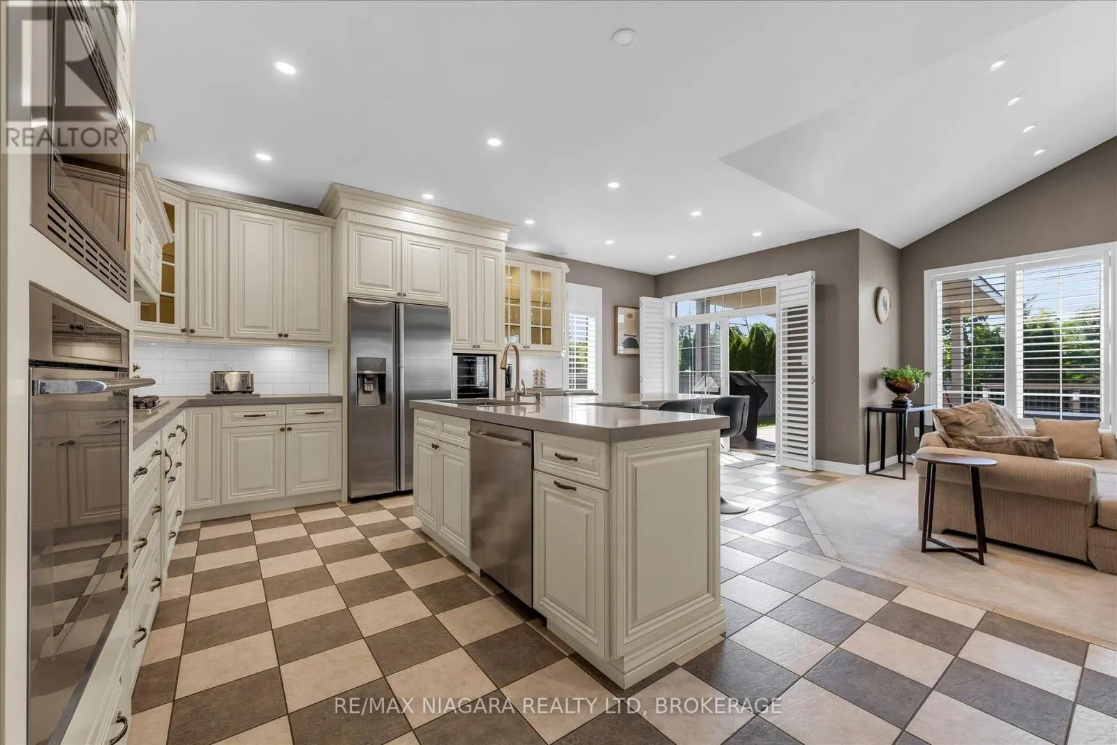 404 WRIGHT CRESCENT