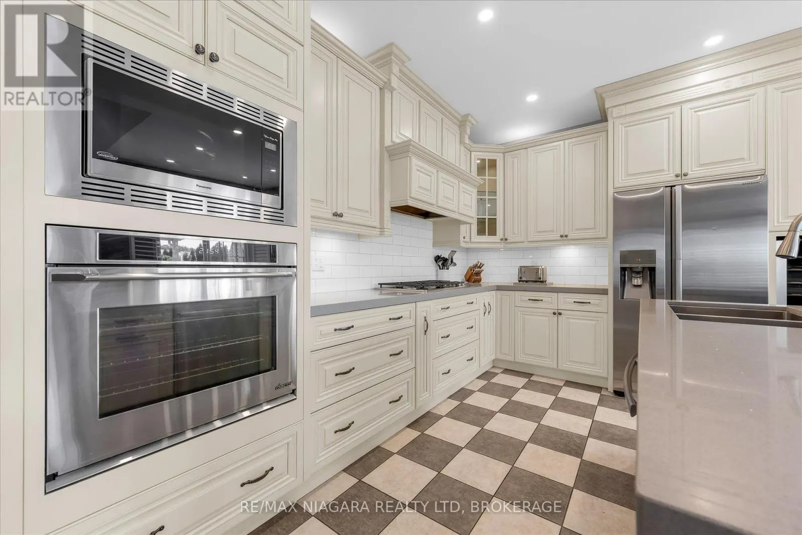 404 WRIGHT CRESCENT