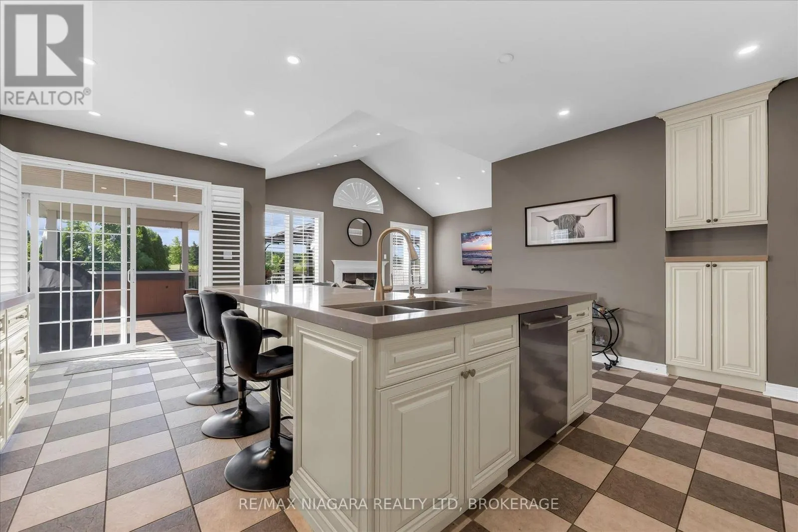 404 WRIGHT CRESCENT