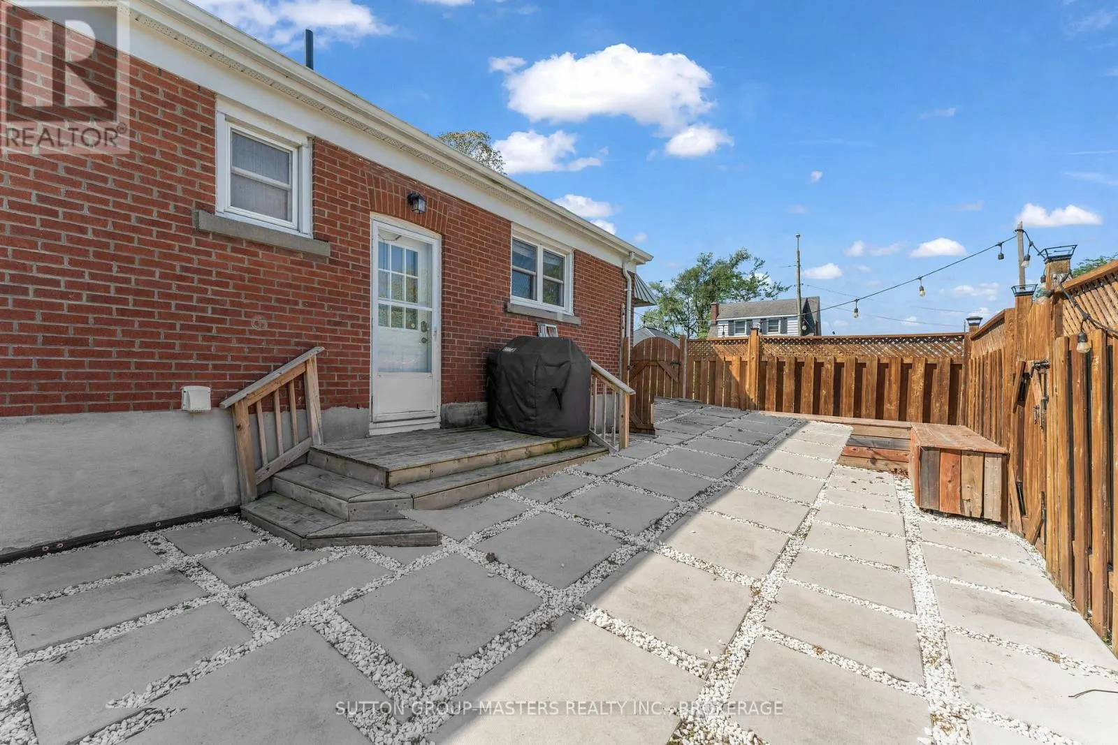 945 VICTORIA STREET