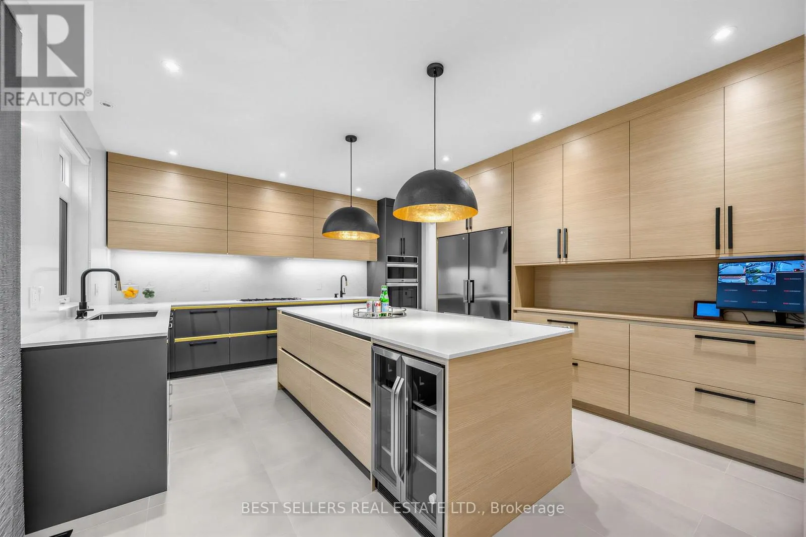 395 KLEIN CIRCLE