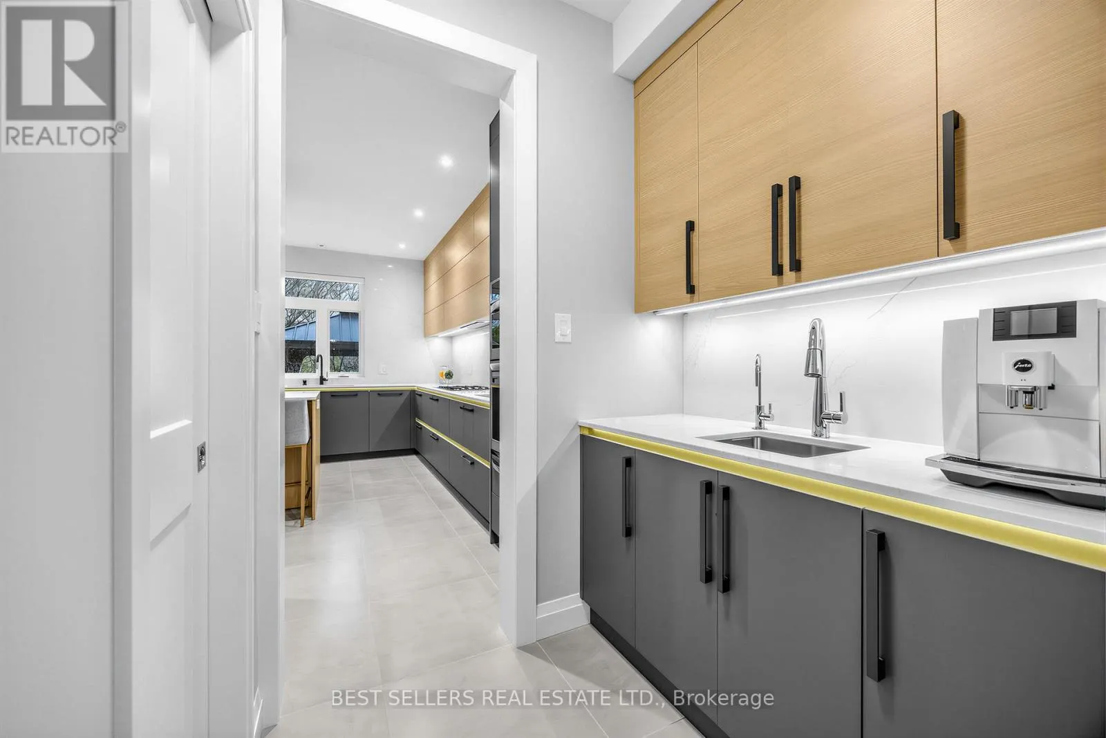 395 KLEIN CIRCLE