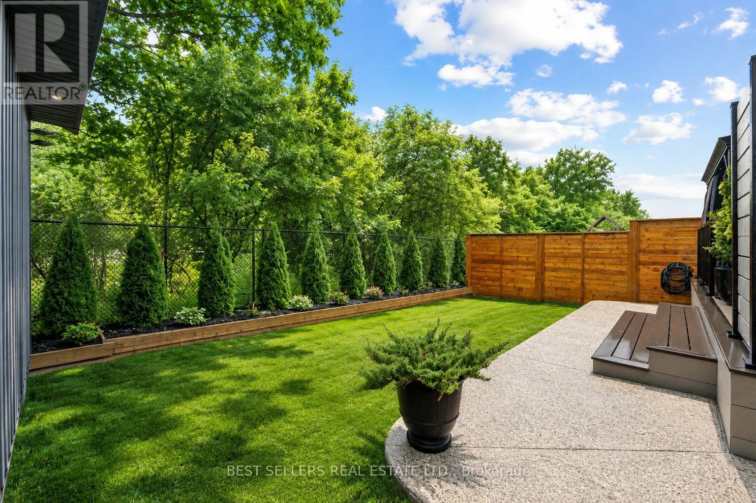 395 KLEIN CIRCLE