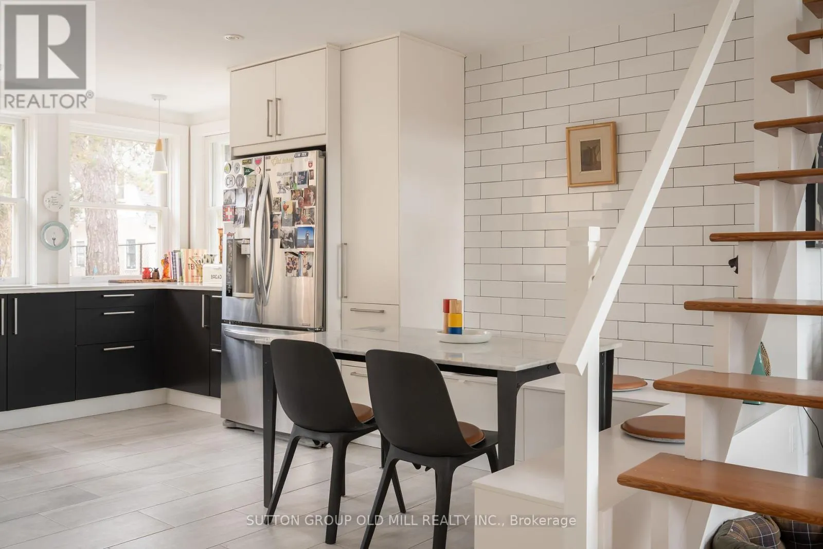 25 LAKESHORE ROAD W