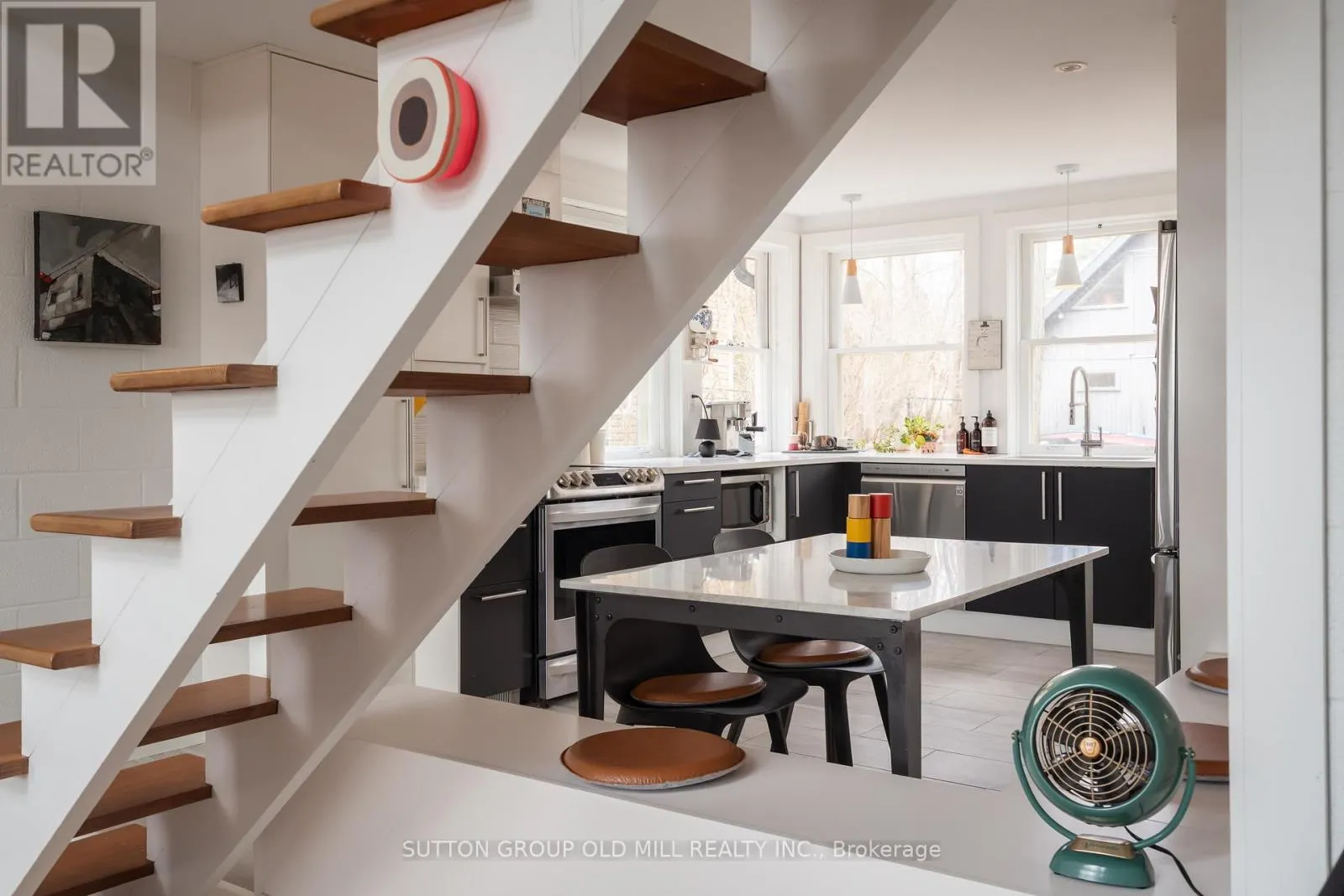 25 LAKESHORE ROAD W