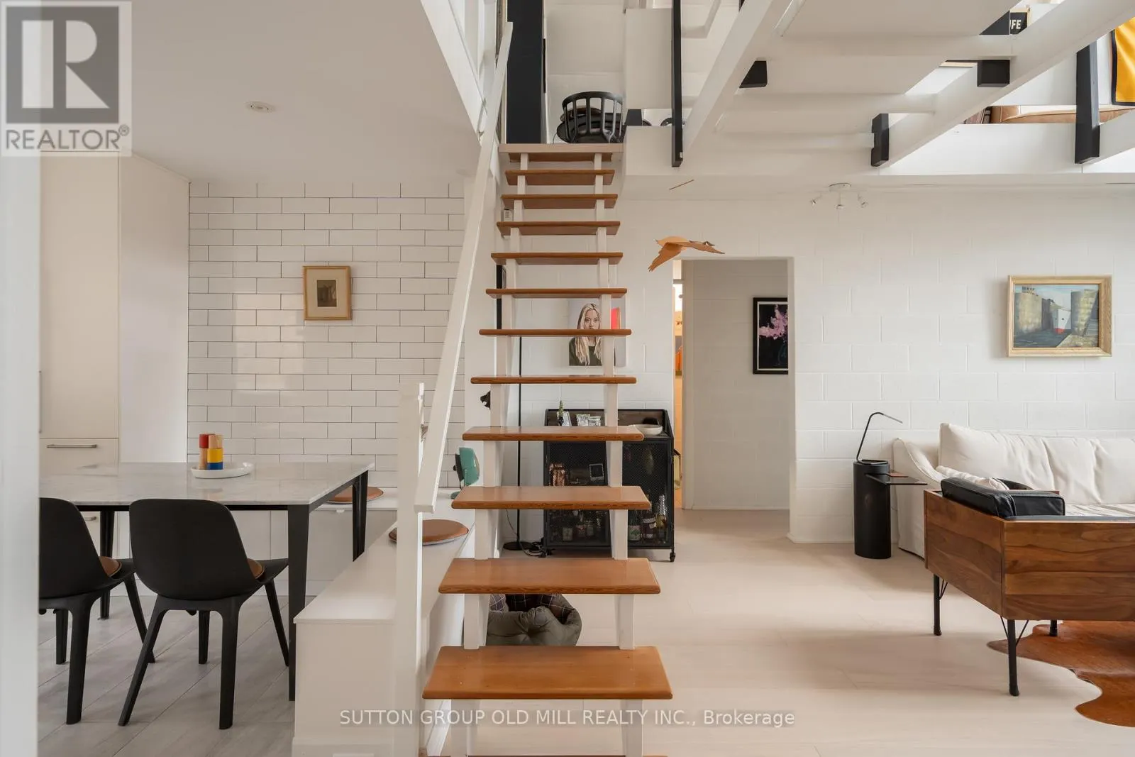25 LAKESHORE ROAD W