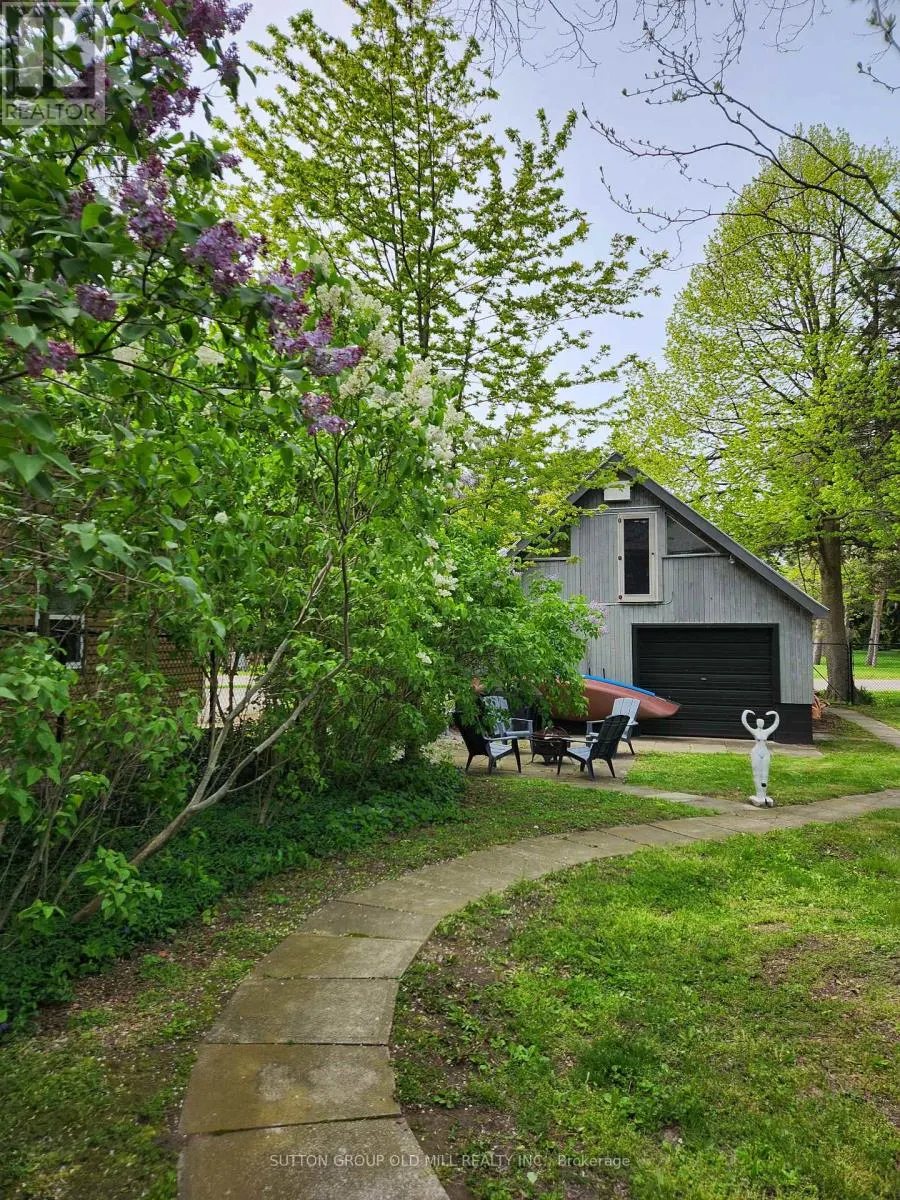25 LAKESHORE ROAD W