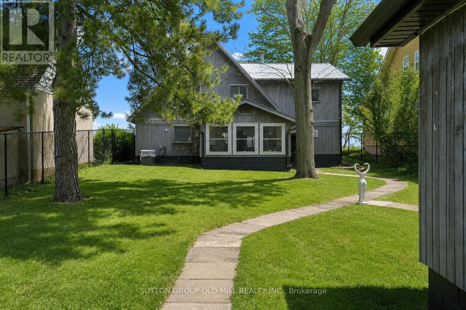 25 LAKESHORE ROAD W
