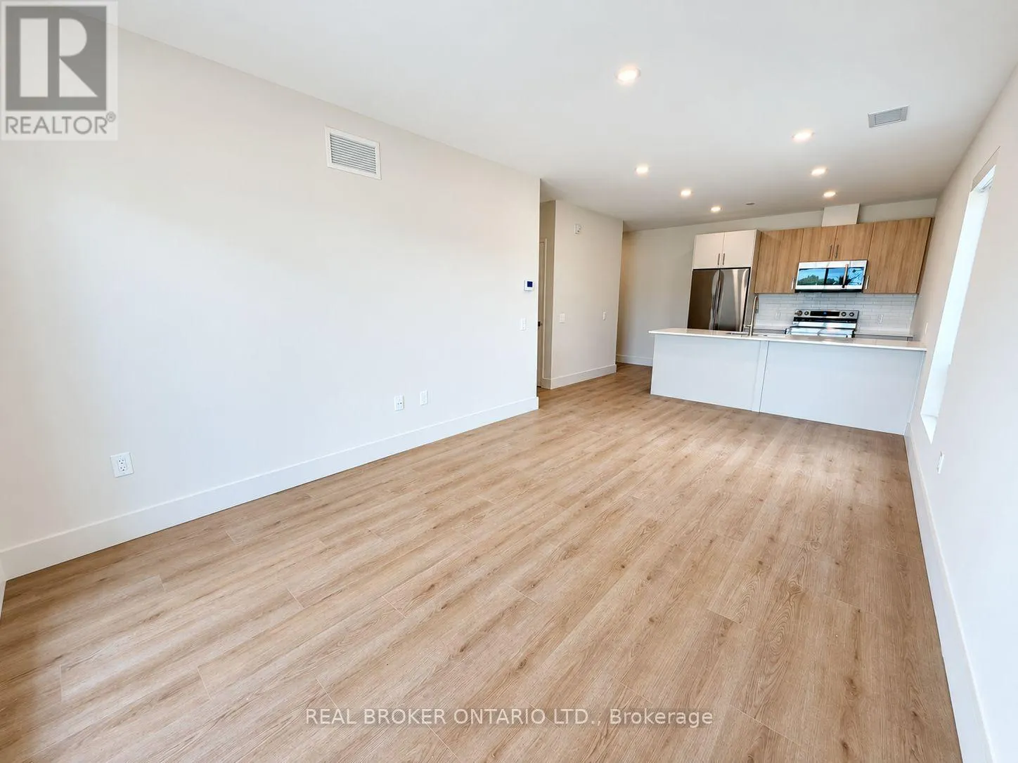 307 - 8 HUTT LANE