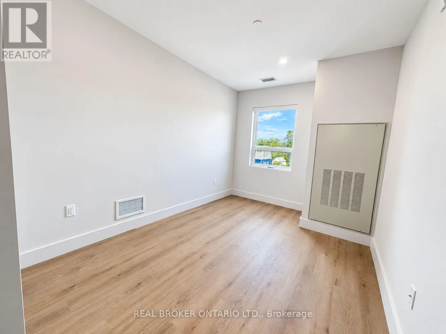 307 - 8 HUTT LANE