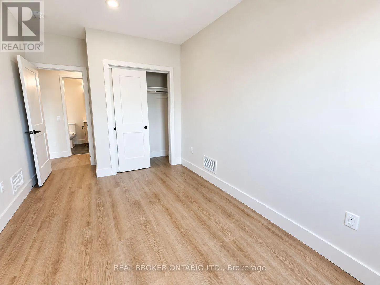 307 - 8 HUTT LANE