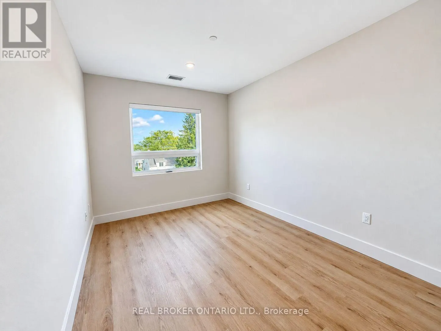 307 - 8 HUTT LANE