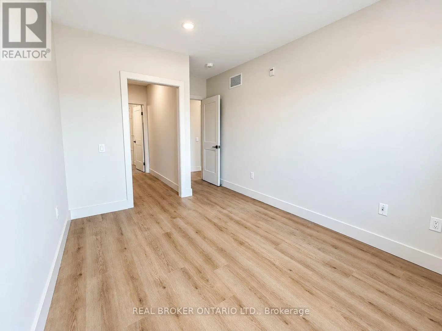 307 - 8 HUTT LANE