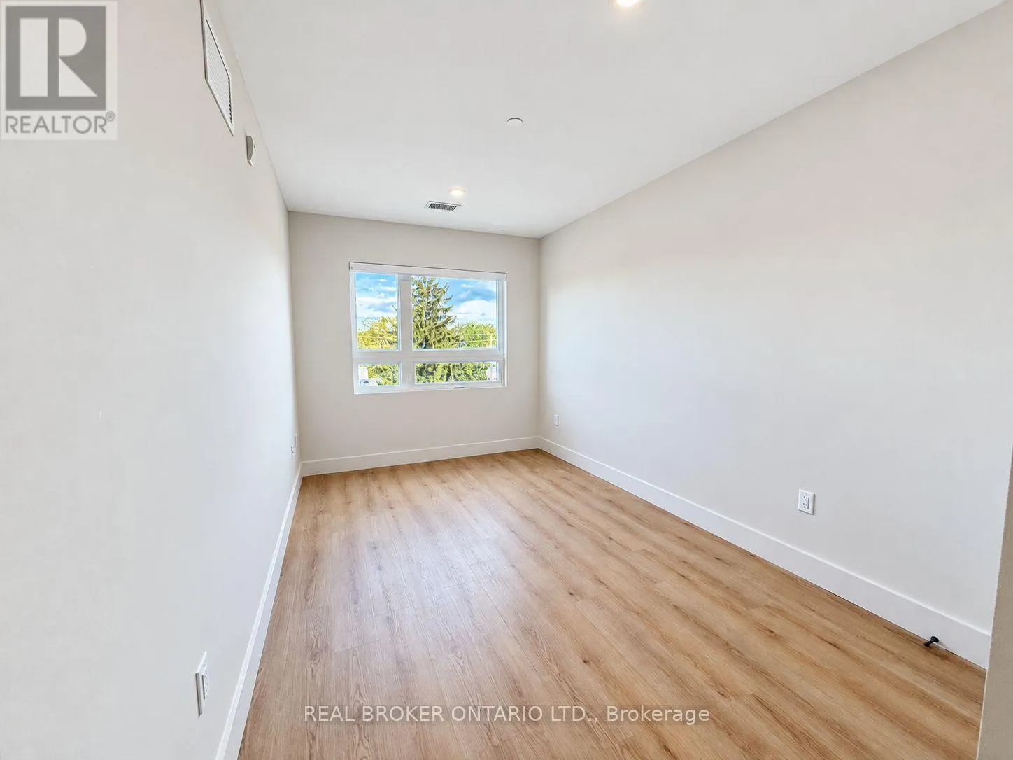 405 - 8 HUTT LANE