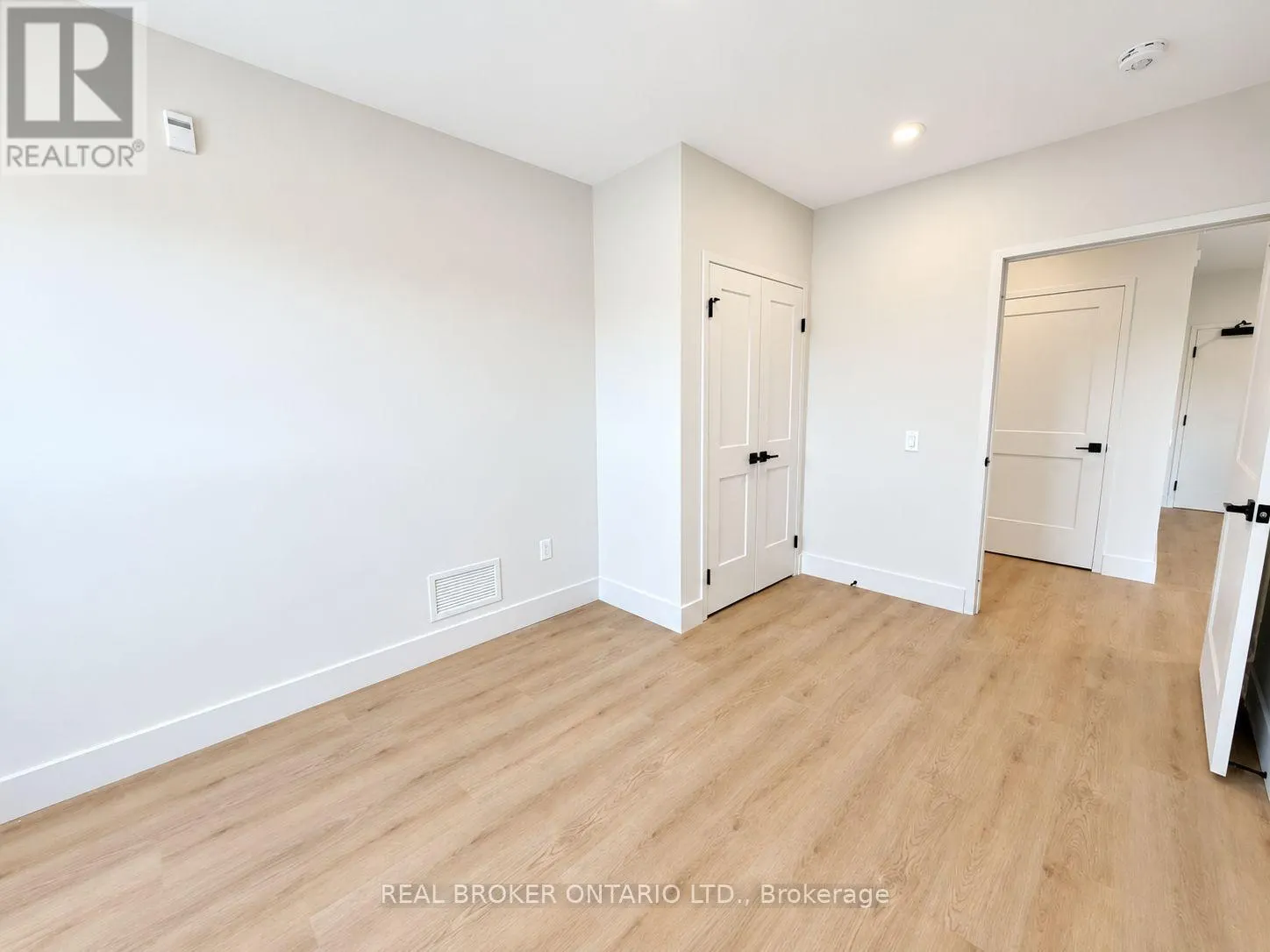 405 - 8 HUTT LANE