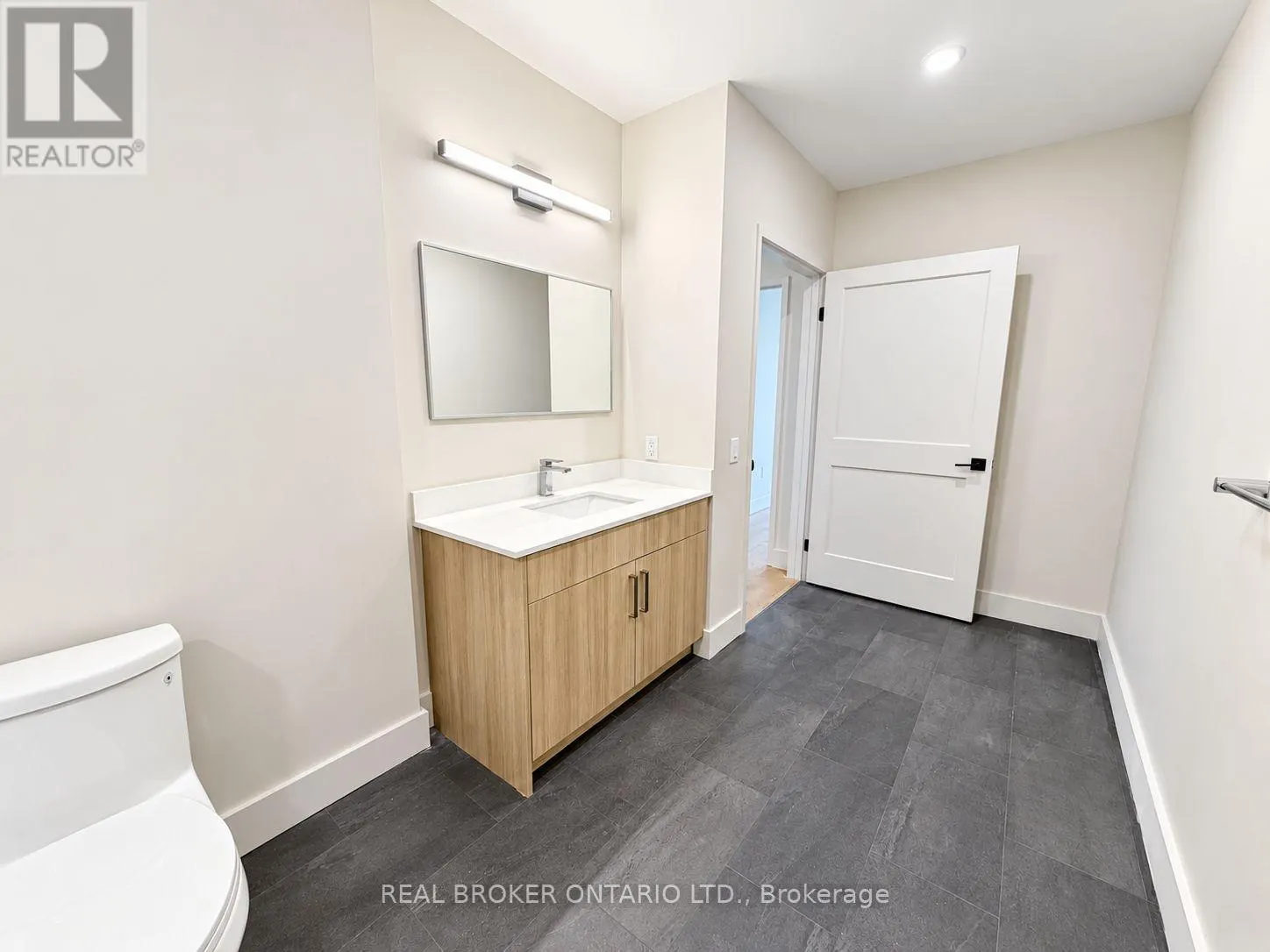 405 - 8 HUTT LANE