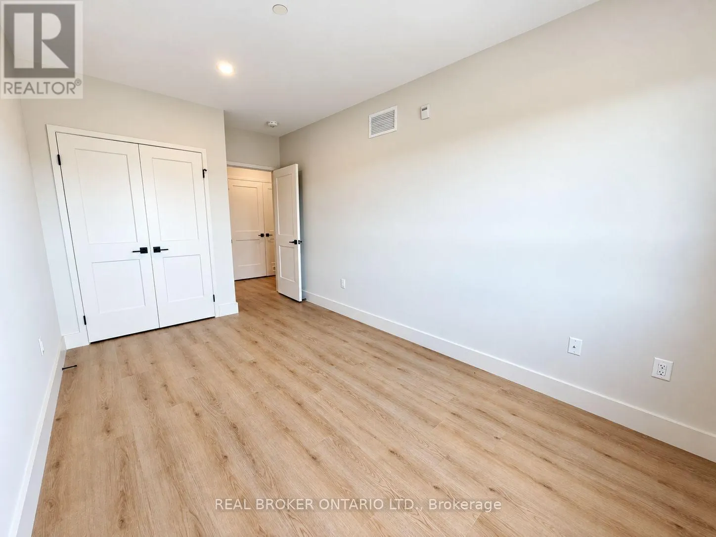 405 - 8 HUTT LANE
