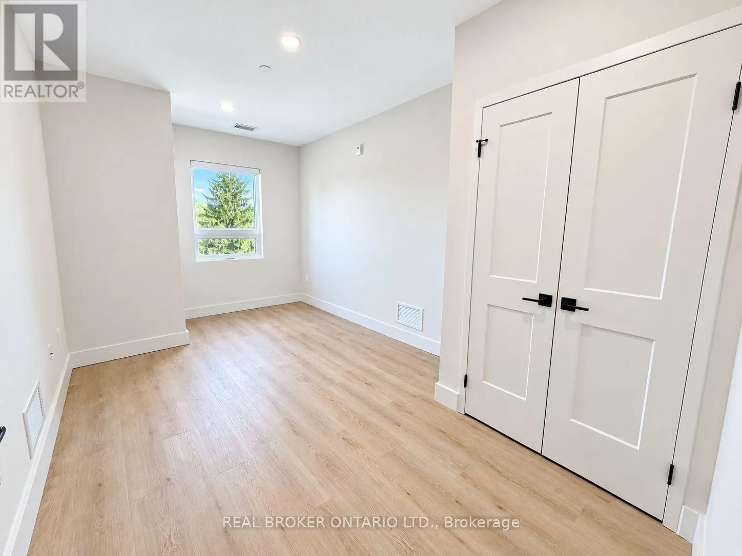 405 - 8 HUTT LANE